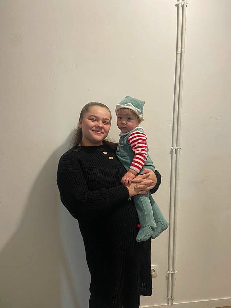 Naim a rejoint le concours — aidez-le/la à gagner de superbes lots ! art, cap, child, event, eyewear, formal_wear, fun, gesture, happy, hat, headwear, joy, person, personal_protective_equipment, room, scarf, shoulder, sleeve, smile, toddler