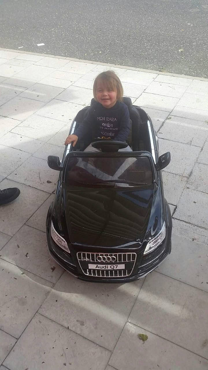 Marouane a rejoint le concours — aidez-le/la à gagner de superbes lots ! audi, auto_part, automotive_design, automotive_exterior, black, bumper, car, compact_car, executive_car, family_car, hood, joy, land_vehicle, luxury_vehicle, mid_size_car, mode_of_transport, person, personal_luxury_car, rim, vehicle