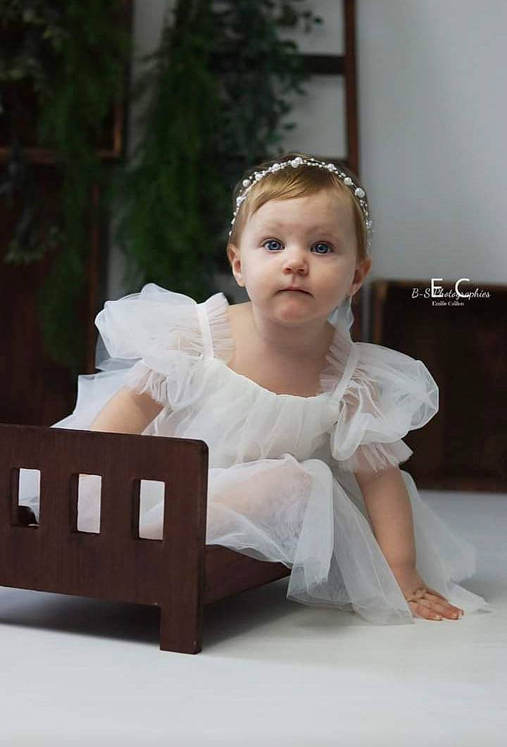 Talya a rejoint le concours — aidez-le/la à gagner de superbes lots ! baby_toddler_clothing, bridal_accessory, bridal_clothing, child, comfort, embellishment, event, fashion_accessory, fashion_design, flash_photography, formal_wear, gown, happy, headpiece, jewellery, person, sitting, sleeve, toddler, wedding_ceremony_supply