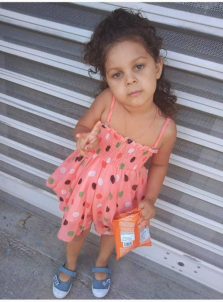 Mabrouka participe au concours pour gagner de l'argent avec cette photo : baby_products, baby_toddler_clothing, bag, child, day_dress, dress, footwear, human_leg, nail, pattern, peach, person, pink, plaid, polka_dot, sitting, sleeve, tartan, thigh, toddler