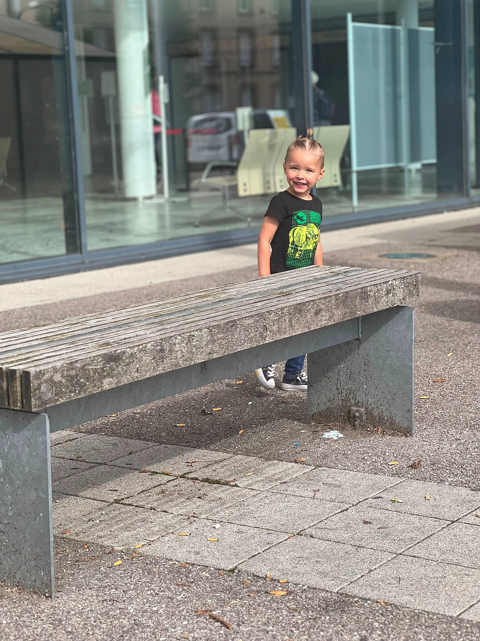 Ayann participe au concours pour gagner de l'argent avec cette photo : asphalt, city, composite_material, concrete, eyewear, flooring, human_leg, joy, leisure, metal, pedestrian, person, recreation, road, road_surface, running, shadow, sidewalk, sitting, street