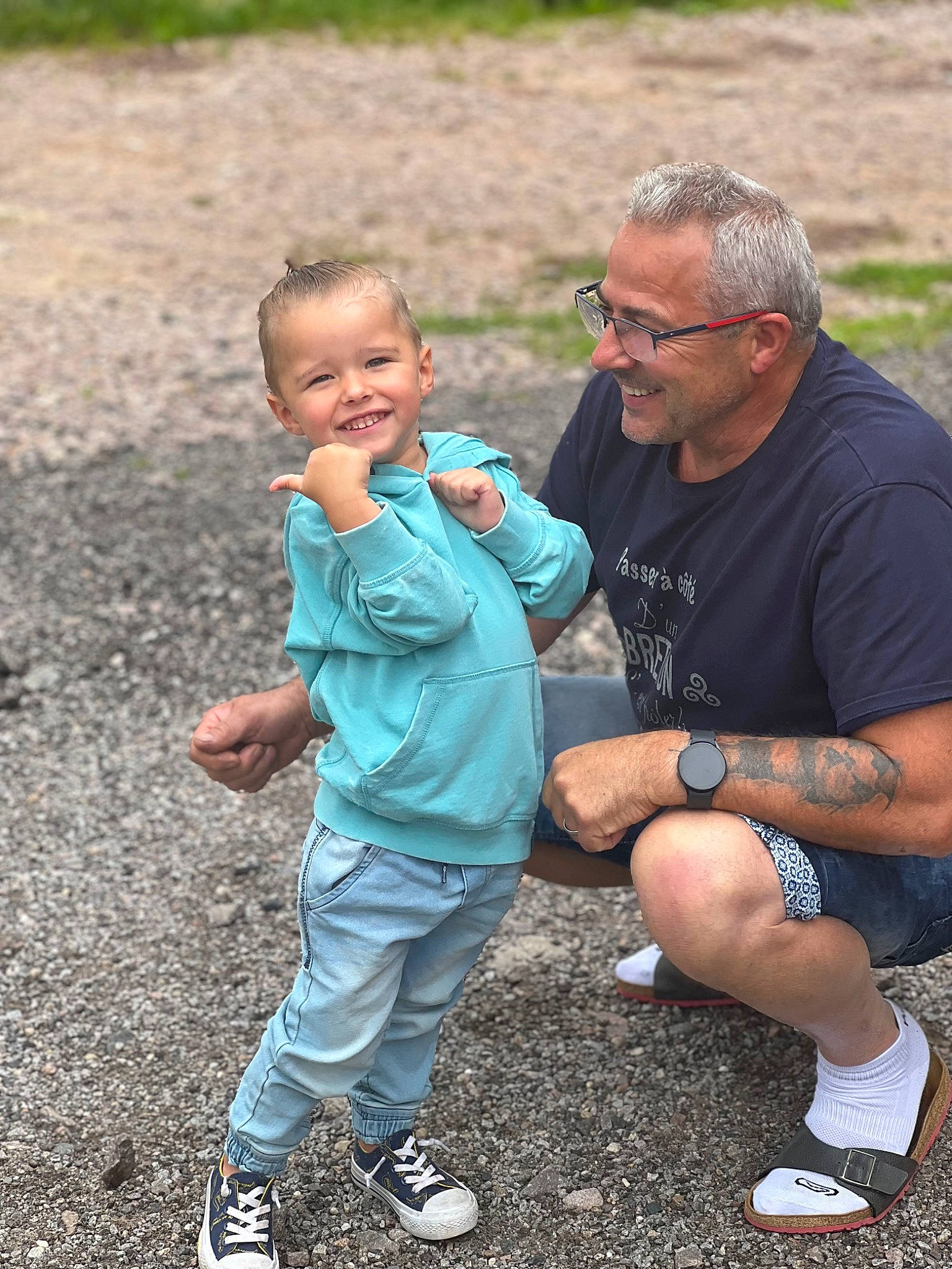 Ayann a rejoint le concours — aidez-le/la à gagner de superbes lots ! child, event, finger, fun, gesture, glasses, grass, grass_family, happy, joy, leaf, leisure, people_in_nature, person, recreation, shorts, sitting, soil, spring, t_shirt