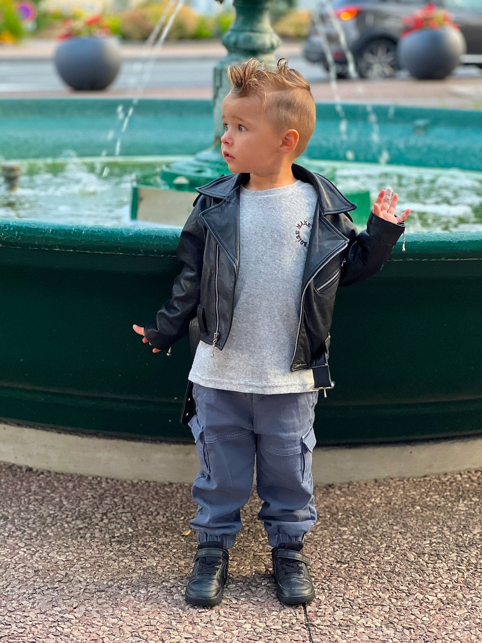 Ayann a rejoint le concours — aidez-le/la à gagner de superbes lots ! child, denim, electric_blue, fun, fur, gesture, grass, happy, leisure, pedestrian, person, recreation, road, sitting, sleeve, street, toddler, travel, vacation, walking