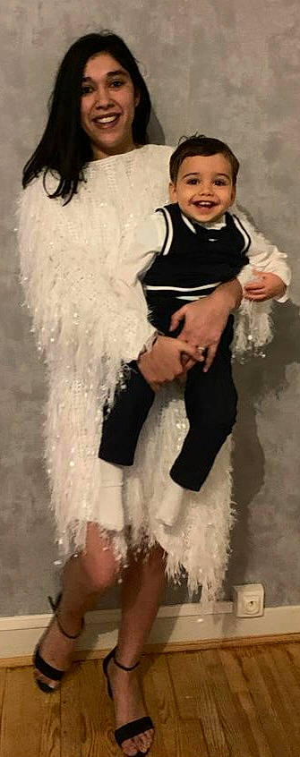 Tahir participe au concours pour gagner de l'argent avec cette photo : arm, child, costume, event, fashion_design, flash_photography, formal_wear, fun, fur, fur_clothing, gesture, hair, happy, head, human_body, joy, person, sitting, smile, thigh