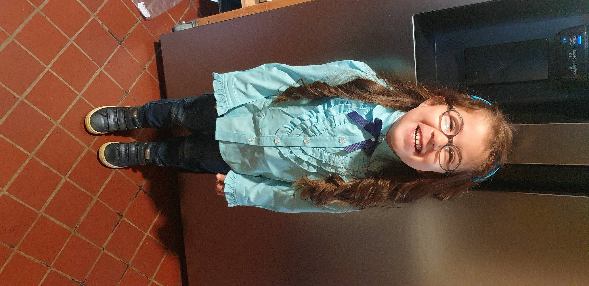 Cathaleya participe au concours pour gagner de l'argent avec cette photo : comfort, eyelash, eyewear, flash_photography, flooring, fun, happy, human_leg, joy, knee, person, room, smile, thigh, walking_shoe