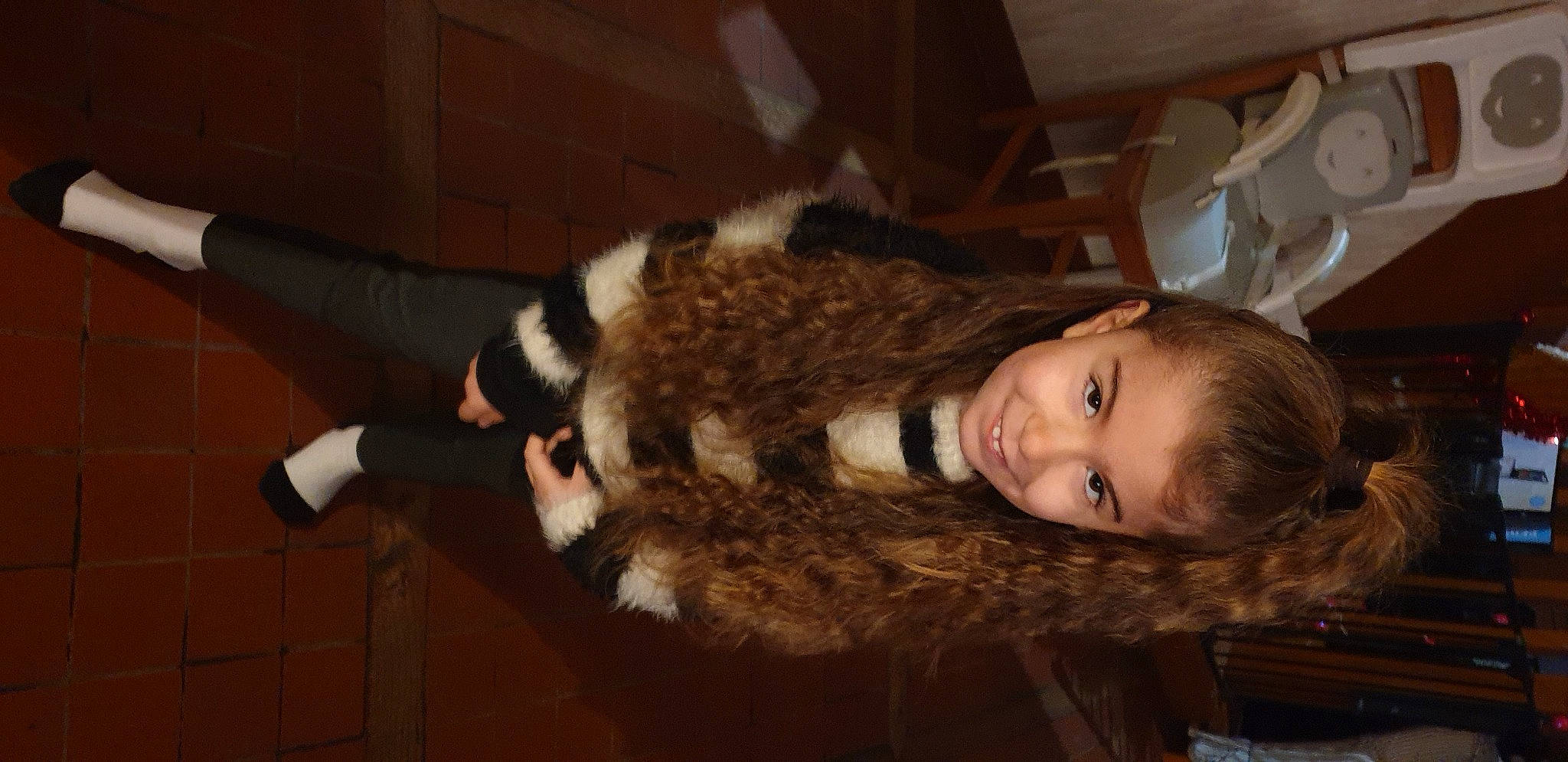 Cathaleya participe au concours pour gagner de l'argent avec cette photo : canidae, chair, companion_dog, dog_breed, felidae, flash_photography, flooring, fun, fur, fur_clothing, joy, mammal, natural_material, person, room, small_to_medium_sized_cats, smile, sporting_group, tail, tree