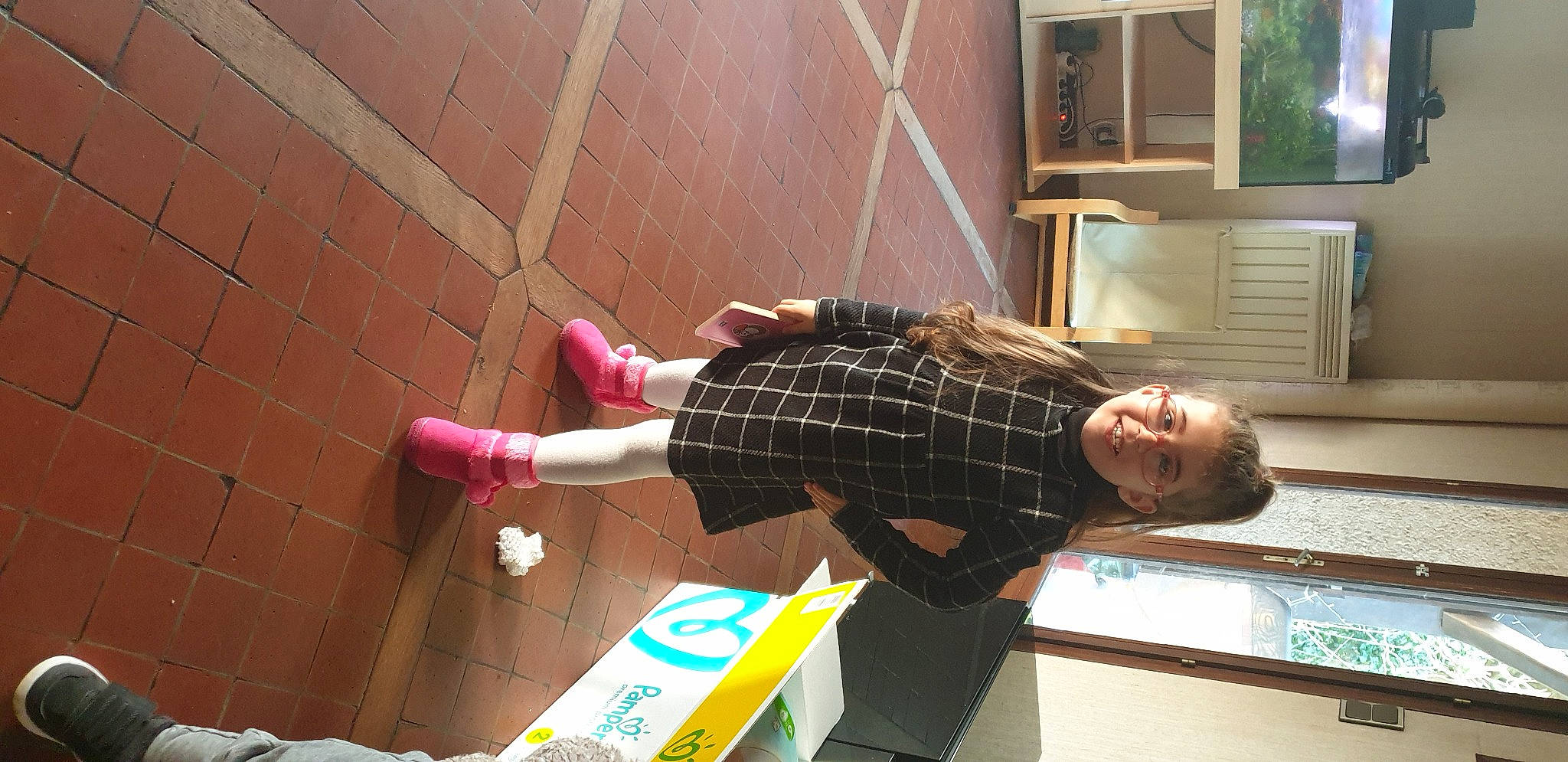 Cathaleya participe au concours pour gagner de l'argent avec cette photo : brickwork, flooring, fun, human_leg, joy, knee, pattern, person, plaid, room, sitting, smile, tartan, television, thigh, waist, wood