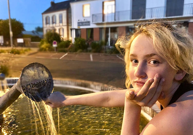 Ines participe au concours pour gagner de l'argent avec cette photo : ball, daytime, flash_photography, fun, gesture, grass, hand, happy, leisure, light, morning, people_in_nature, person, plant, recreation, sky, summer, sunlight, tree, water