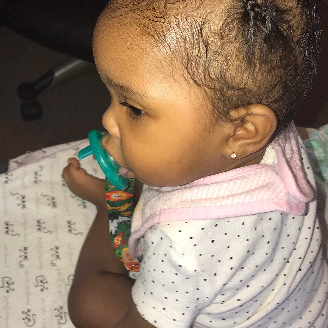 Atalïa is registered to the contest to win money with this photo: arm, baby, black_hair, cheek, child, chin, ear, eye, eyebrow, face, forehead, hair, hairstyle, head, human, lip, neck, nose, person, skin