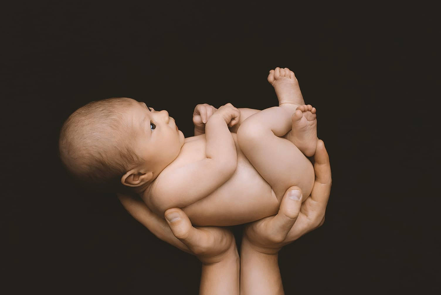 Violaine a rejoint le concours — aidez-le/la à gagner de superbes lots ! abdomen, art, baby, barefoot, cheek, chest, child, darkness, elbow, flash_photography, flesh, gesture, human_body, leg, nail, person, stomach, thumb, toddler, trunk