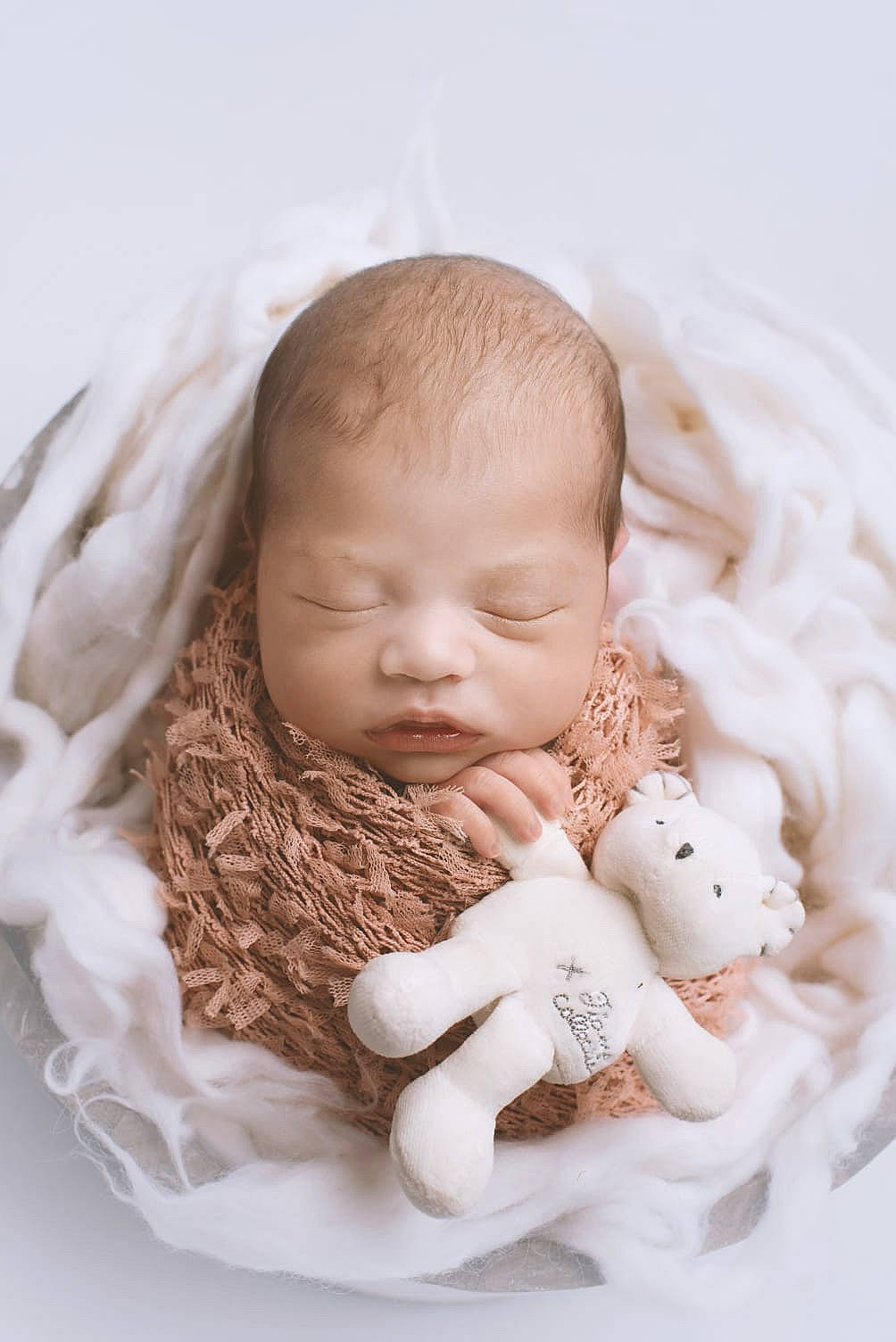 Violaine a rejoint le concours — aidez-le/la à gagner de superbes lots ! baby, baby_products, baby_sleeping, baby_toddler_clothing, bedtime, cheek, child, comfort, fashion_accessory, flash_photography, fur, grass, happy, iris, linens, person, portrait_photography, sitting, still_life_photography, sweetness