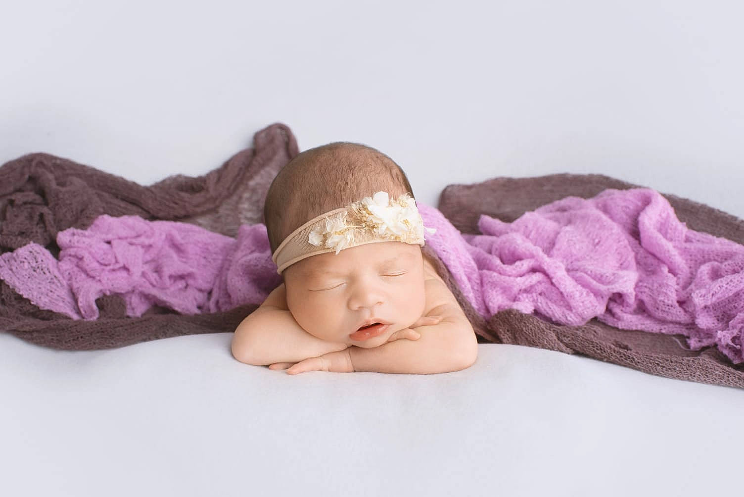 Violaine participe au concours pour gagner de l'argent avec cette photo : art, baby, baby_sleeping, baby_toddler_clothing, bedding, cap, comfort, hair_accessory, headband, headgear, headpiece, headwear, knit_cap, linens, magenta, person, pink, textile, toddler, wood