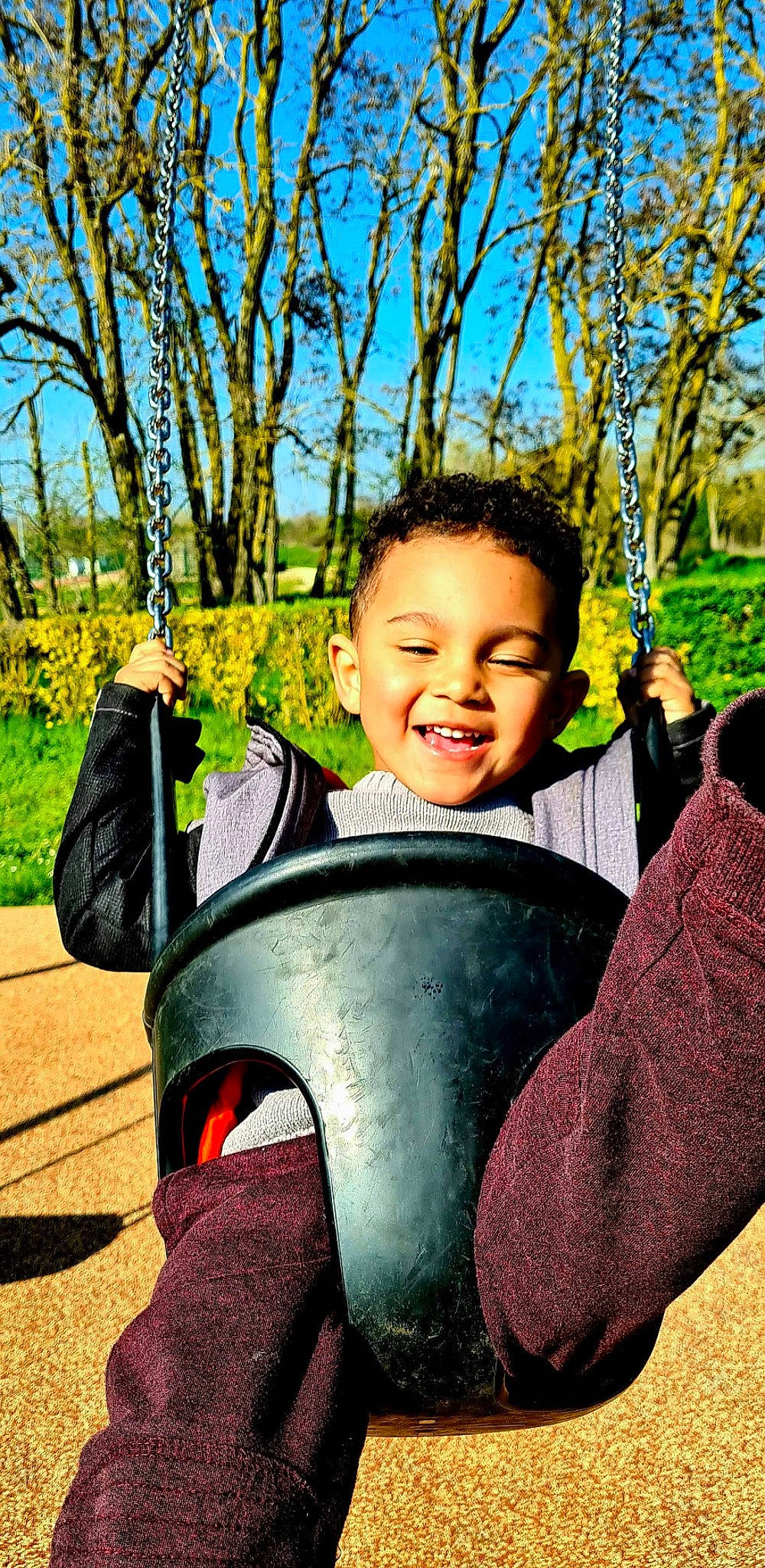 Mathis participe au concours pour gagner de l'argent avec cette photo : cool, face, facial_expression, fun, gesture, grass, hair, happy, jacket, joy, leaf, leisure, people_in_nature, person, plant, recreation, smile, swing, toddler, travel