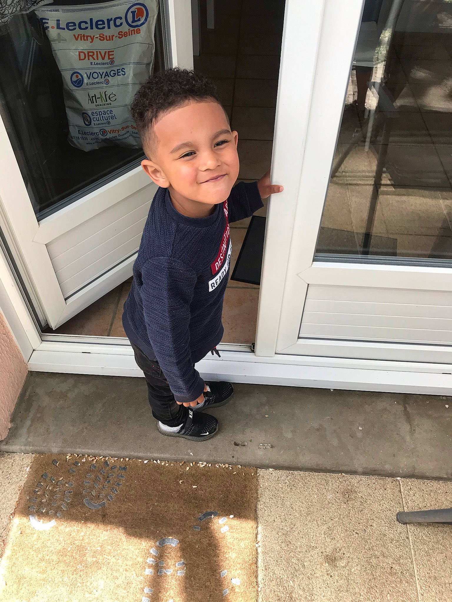 Mathis participe au concours pour gagner de l'argent avec cette photo : asphalt, child, cool, door, electric_blue, floor, flooring, fun, happy, hardwood, human_leg, joy, person, road_surface, sidewalk, sitting, smile, snapshot, street_fashion, tints_and_shades