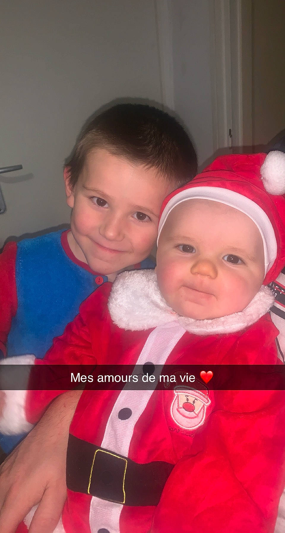 Nahël participe au concours pour gagner de l'argent avec cette photo : baby, baby_toddler_clothing, cheek, chin, event, eye, face, fun, happy, head, headwear, iris, joy, lap, mouth, person, santa_claus, skin, sleeve, smile