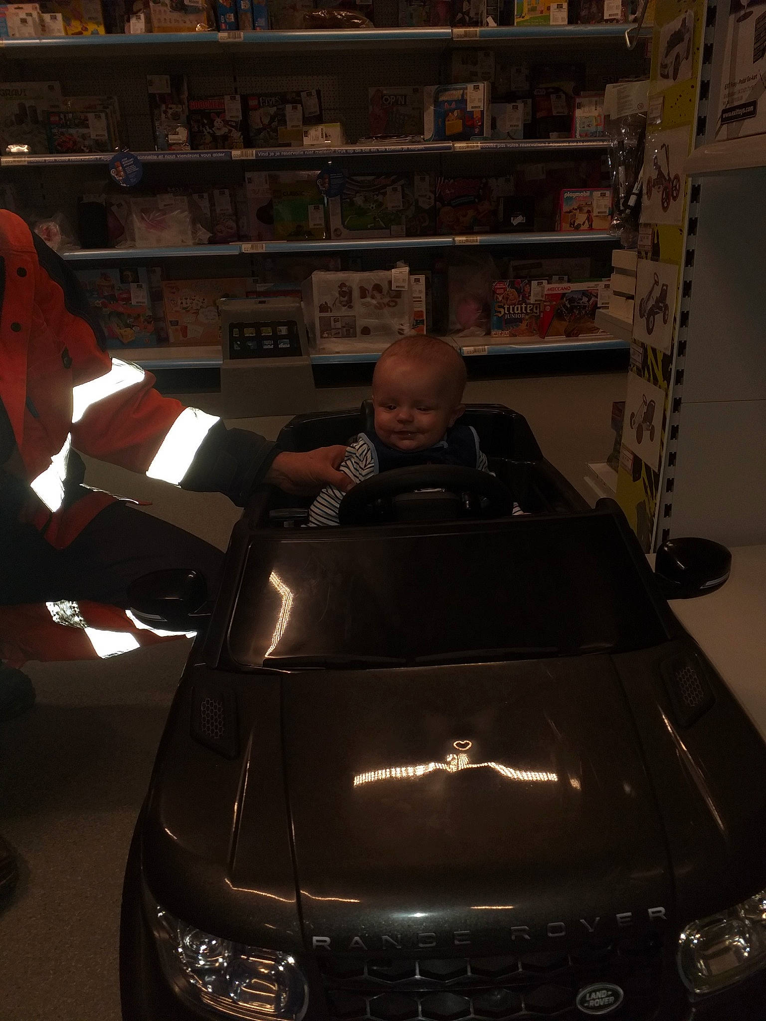 Brayan a rejoint le concours — aidez-le/la à gagner de superbes lots ! auto_part, auto_show, automotive_design, automotive_exterior, automotive_lighting, automotive_tire, automotive_wheel_system, automotive_window_part, bumper, car, glass, headlamp, hood, mid_size_car, motor_vehicle, person, tire, under_exposed, vehicle, wheel