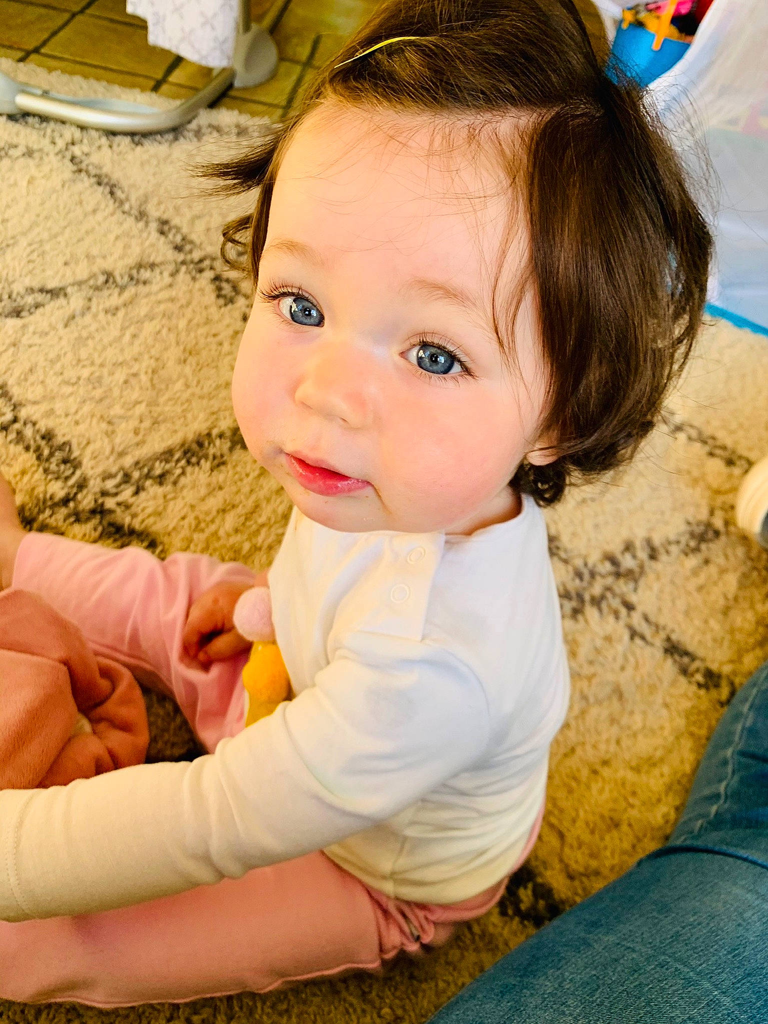 Lucie a rejoint le concours — aidez-le/la à gagner de superbes lots ! baby, baby_toddler_clothing, cheek, child, eyelash, fashion_accessory, flooring, fun, grass, happy, iris, leisure, people_in_nature, person, play, sitting, skin, smile, t_shirt, thumb