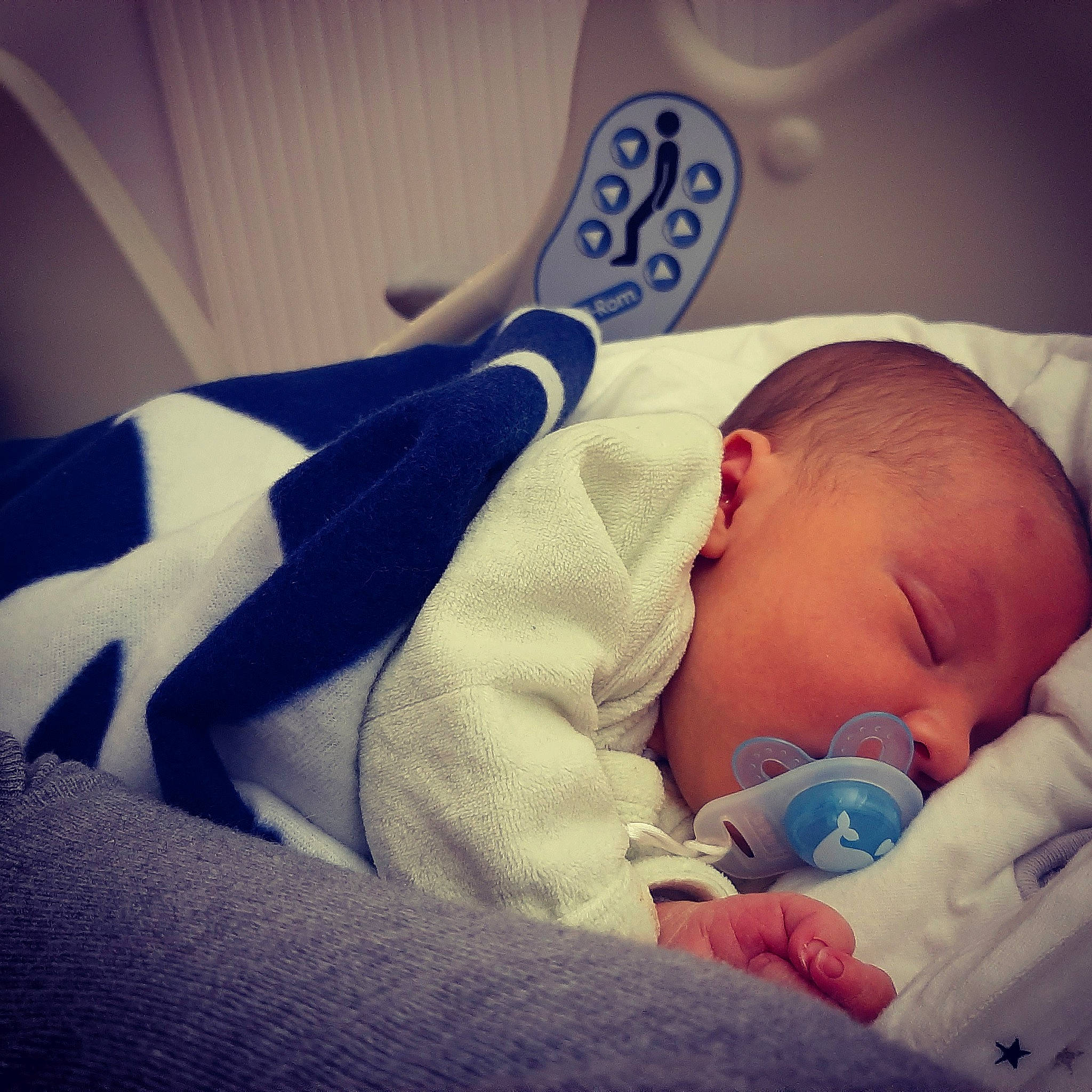 Mayron participe au concours pour gagner de l'argent avec cette photo : baby, baby_products, baby_sleeping, bedtime, birth, blue, child, childbirth, comfort, ear, hand, hospital_bed, nap, nose, person, sleep, toddler