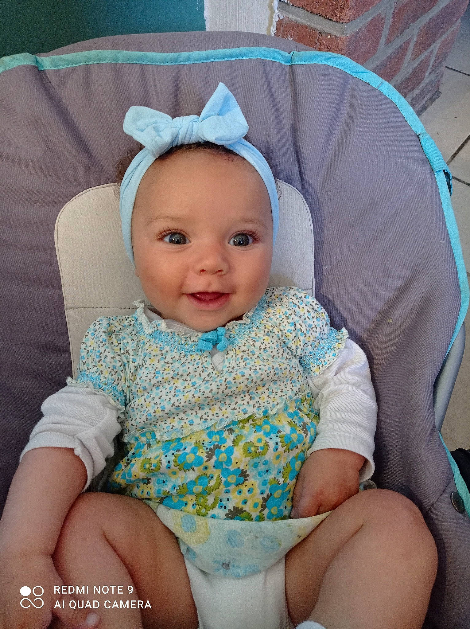 Noélie a rejoint le concours — aidez-le/la à gagner de superbes lots ! azure, baby, baby_toddler_clothing, beauty, cheek, child, comfort, eye, green, happy, head, headpiece, organ, person, pink, purple, skin, sleeve, smile, textile