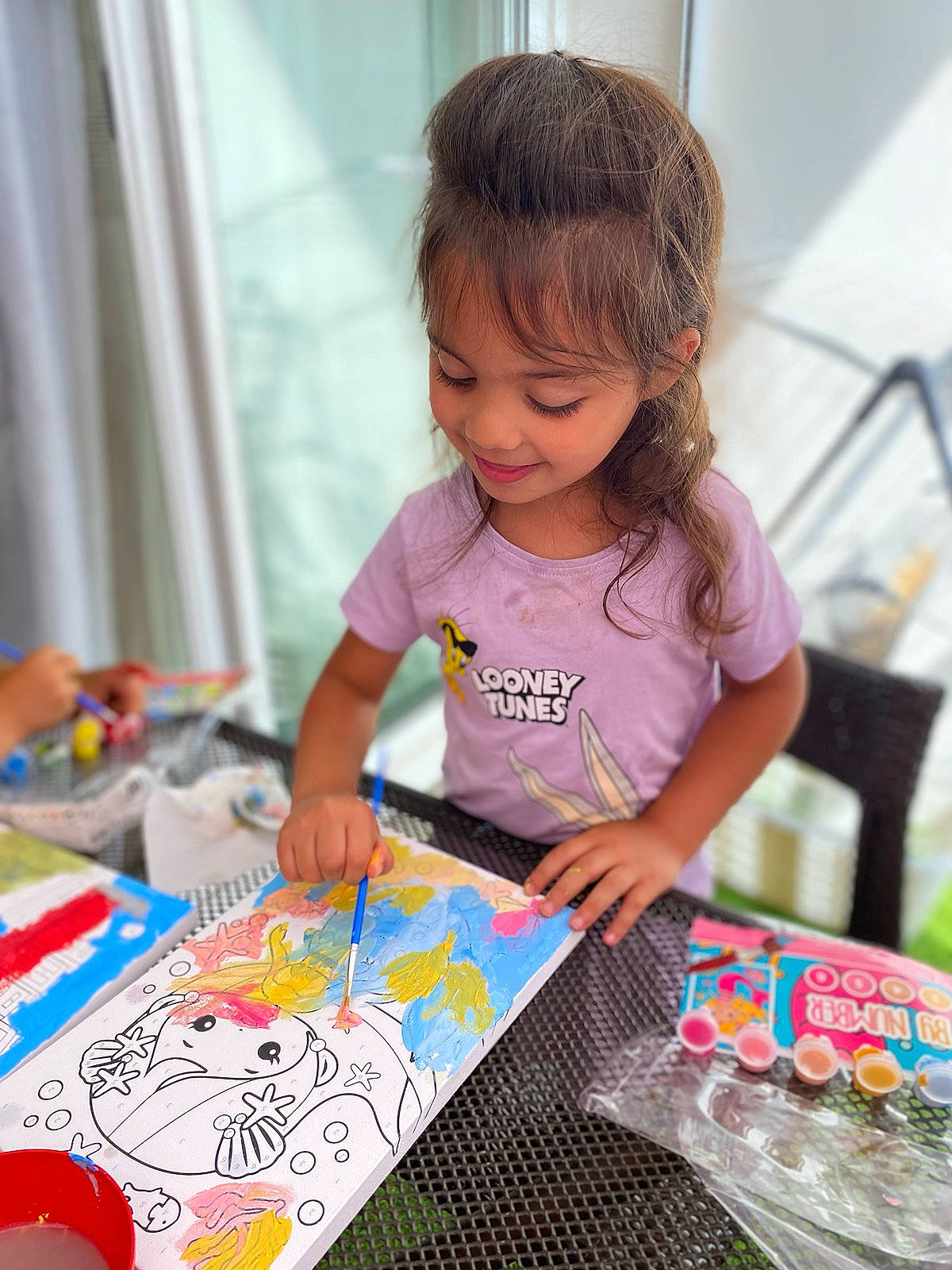 Inaya participe au concours pour gagner de l'argent avec cette photo : art, artist, chair, child, child_art, curtain, event, fun, happy, joy, learning, leisure, pattern, person, play, recreation, smile, stationery, t_shirt, toddler