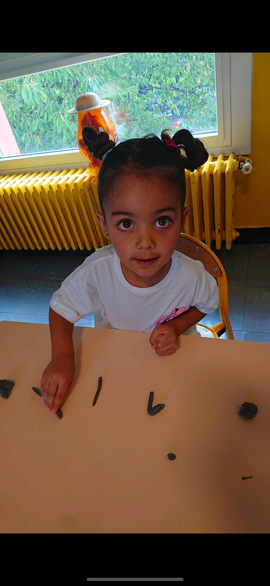 Inaya a rejoint le concours — aidez-le/la à gagner de superbes lots ! arm, baby_toddler_clothing, chair, child, chin, face, finger, flooring, fun, hairstyle, happy, hardwood, head, leisure, person, skin, sleeve, standing, thumb, toddler