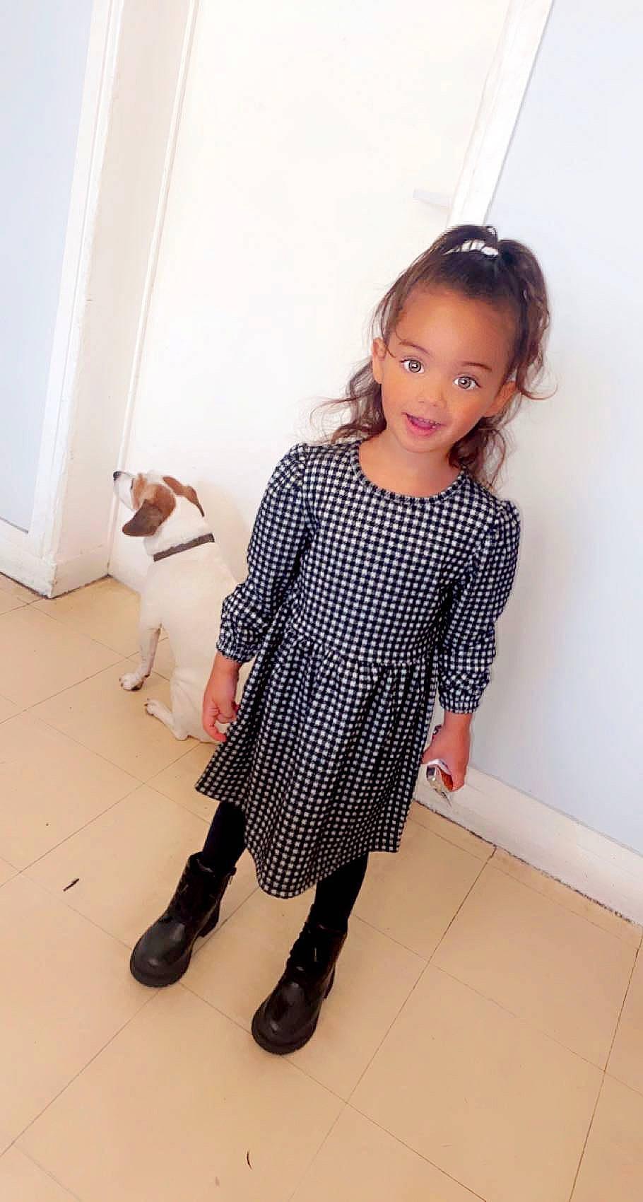 Inaya a rejoint le concours — aidez-le/la à gagner de superbes lots ! black_hair, blazer, collar, dress, dress_shirt, fashion_design, flooring, footwear, jeans, knee, leg, neck, outerwear, person, plaid, shoe, sleeve, standing, tartan, thigh