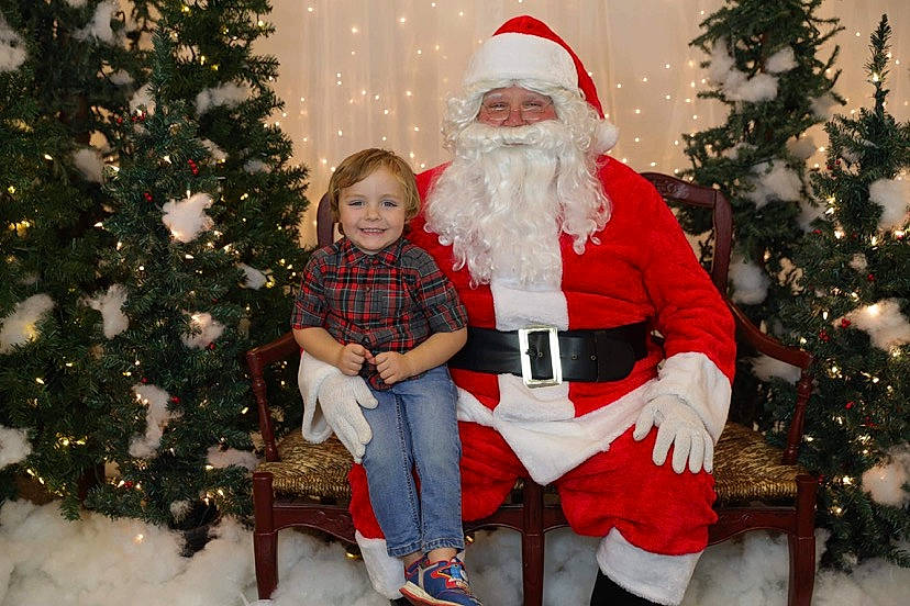 Lukas is registered to the contest to win money with this photo: beard, christmas, christmas_decoration, christmas_eve, christmas_ornament, event, facial_hair, fictional_character, happy, head, holiday, human, human_body, interior_design, joy, mammal, nose, person, red, santa_claus