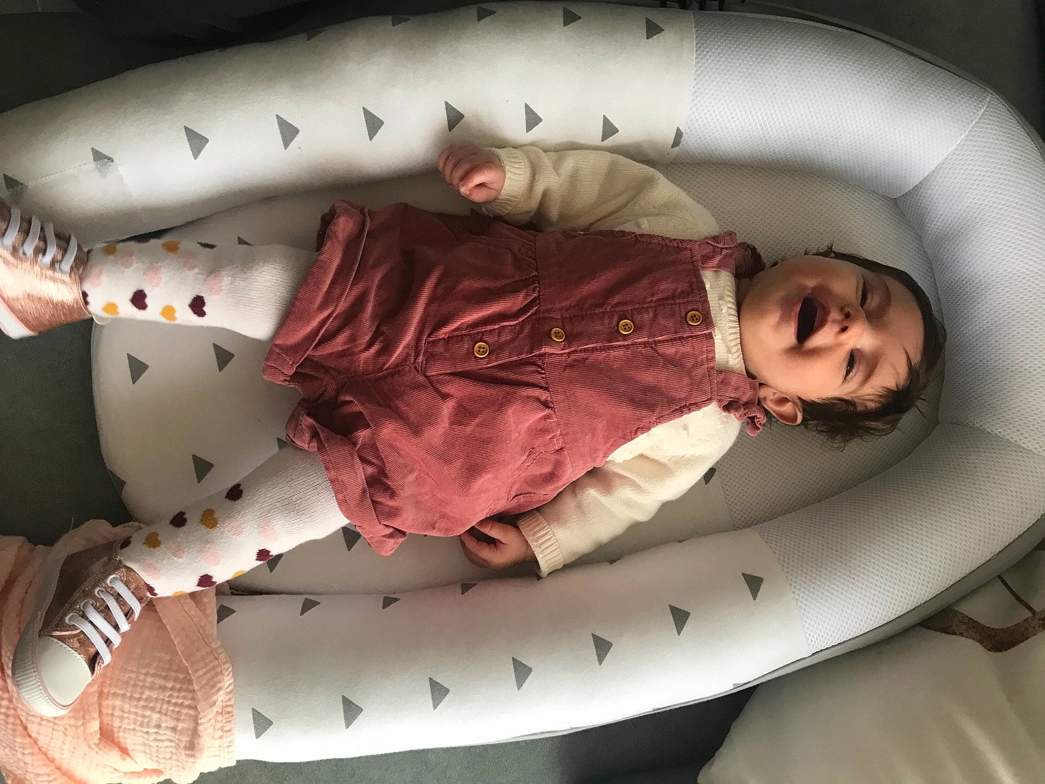 Anélya a rejoint le concours — aidez-le/la à gagner de superbes lots ! baby_toddler_clothing, beauty, carmine, child, circle, comfort, elbow, flash_photography, flesh, foot, fun, human_leg, knee, leg, pattern, person, room, sleeve, thigh, toddler