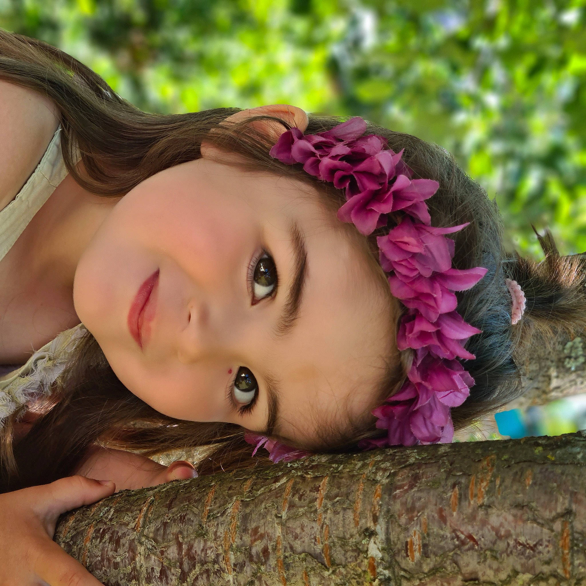 Shana a rejoint le concours — aidez-le/la à gagner de superbes lots ! cheek, chin, eye, eyebrow, eyelash, facial_expression, flash_photography, forehead, grass, hair, happy, head, headwear, iris, joy, lip, nose, people_in_nature, person, plant