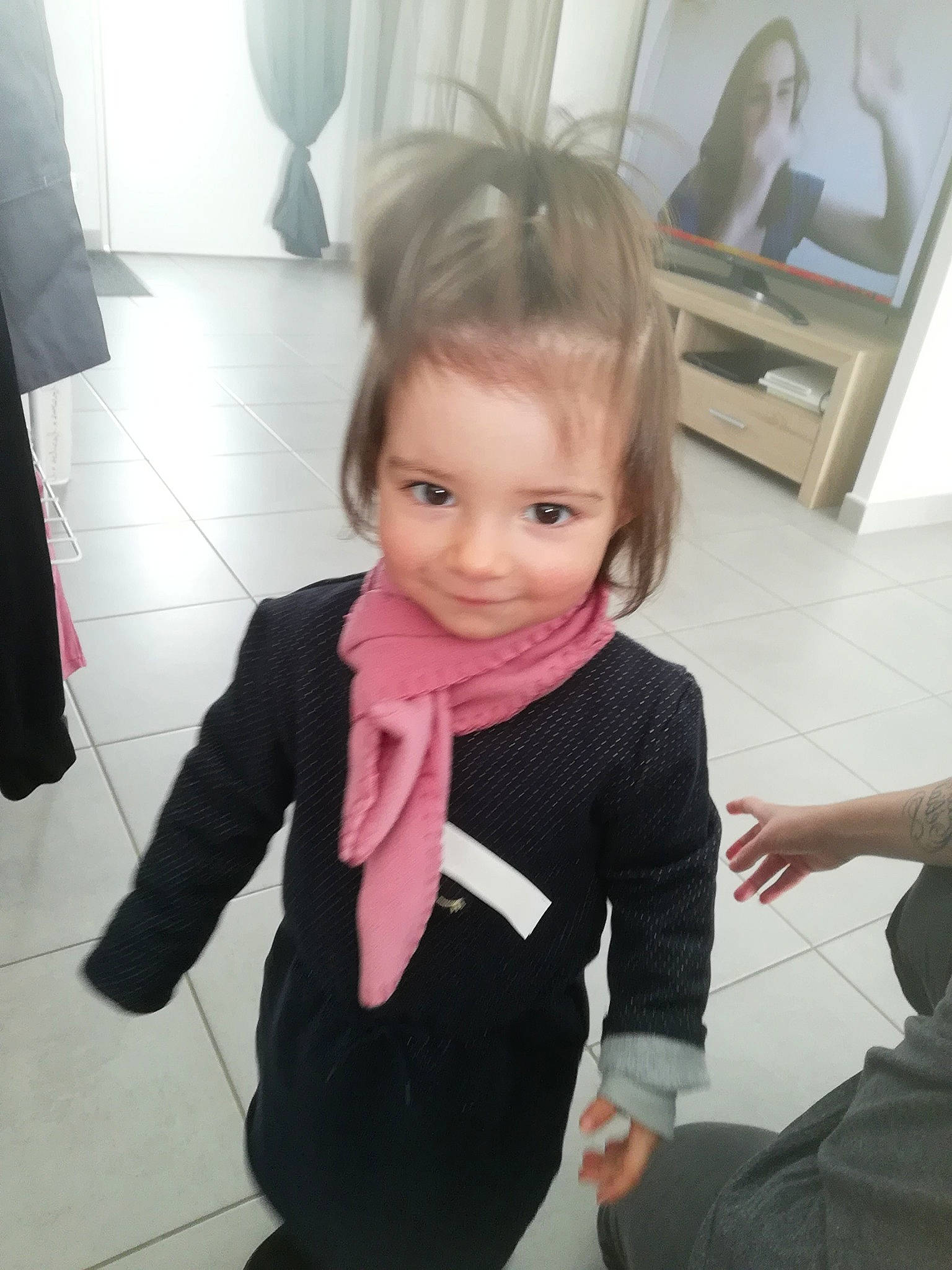 Célia participe au concours pour gagner de l'argent avec cette photo : arm, cheek, child, face, finger, forehead, hair, hairstyle, hand, head, joint, joy, leg, neck, outerwear, person, shoulder, skin, smile, snapshot