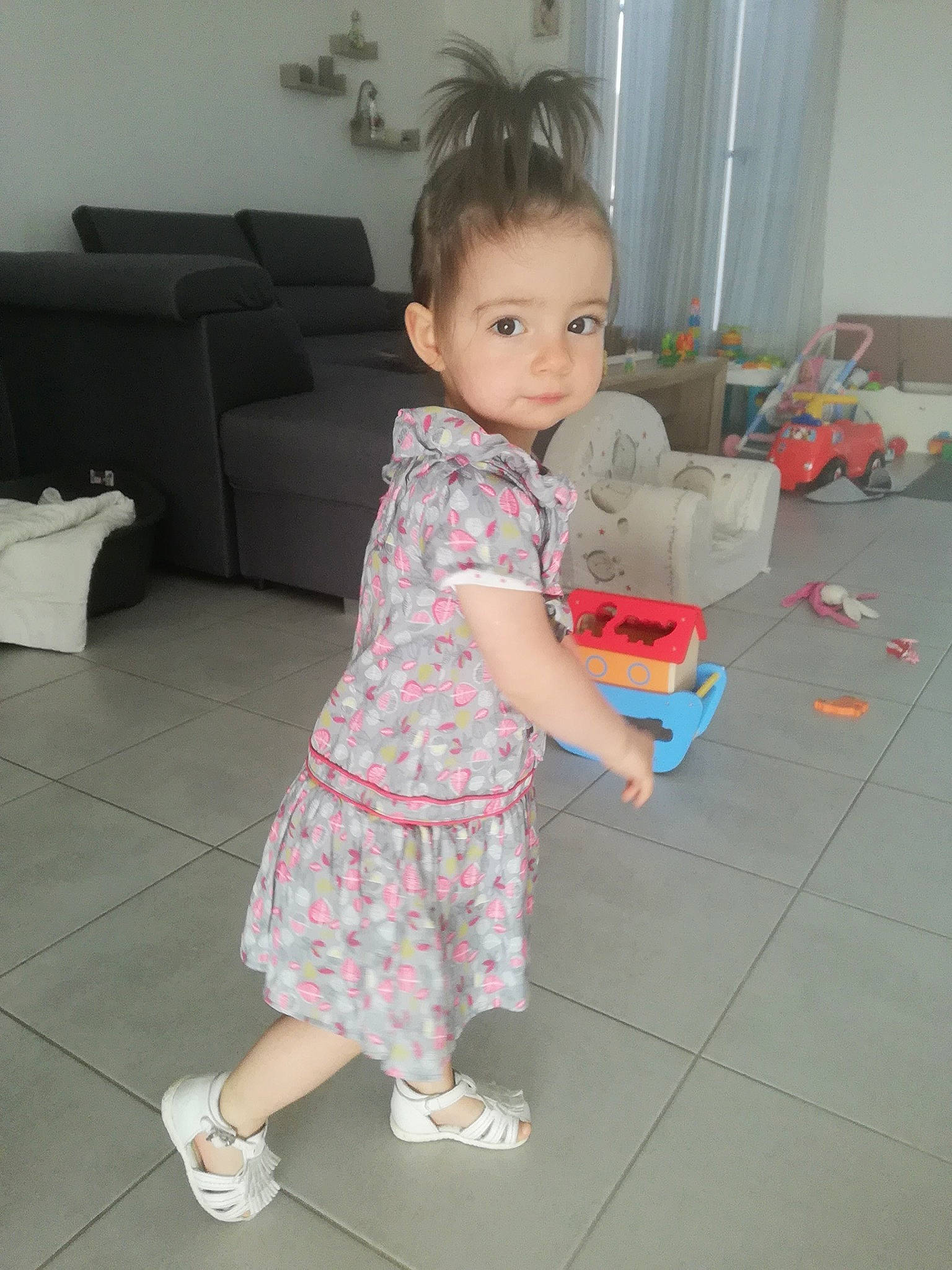 Célia a rejoint le concours — aidez-le/la à gagner de superbes lots ! child, floor, flooring, person, play, skin, standing, toddler