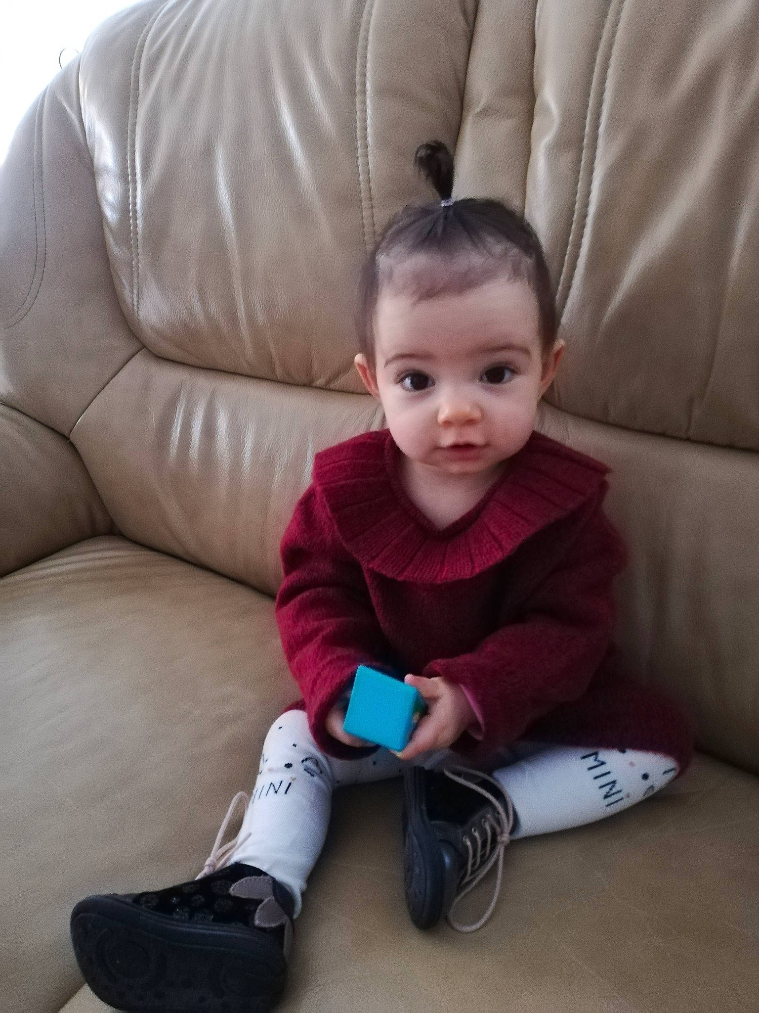 Célia a rejoint le concours — aidez-le/la à gagner de superbes lots ! arm, baby, cheek, child, comfort, ear, electronic_device, floor, flooring, footwear, leg, person, play, shoe, sitting, skin, technology, toddler