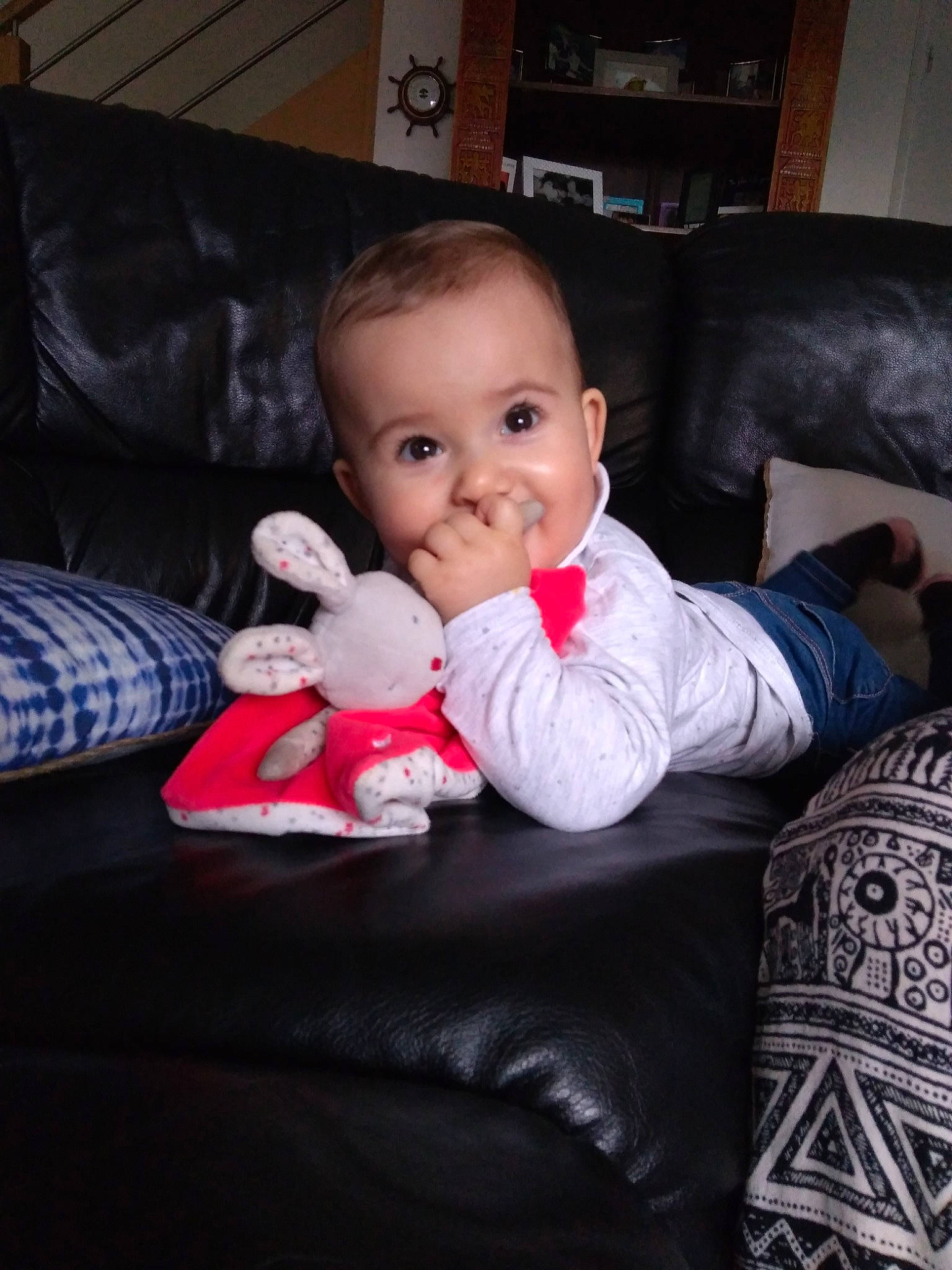 Elyana a rejoint le concours — aidez-le/la à gagner de superbes lots ! baby, cheek, child, christmas, electronic_device, family, head, holiday, joy, leg, person, play, sitting, skin, toddler