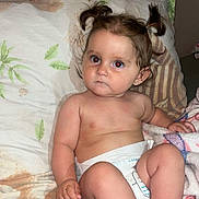 Esmée participe au concours pour gagner de l'argent avec cette photo : baby, blanket, child, comfort, couch, cute, diaper, expression, face, home, human, indoor, infant, person, pigtails, pillow, portrait, sitting, skin, young