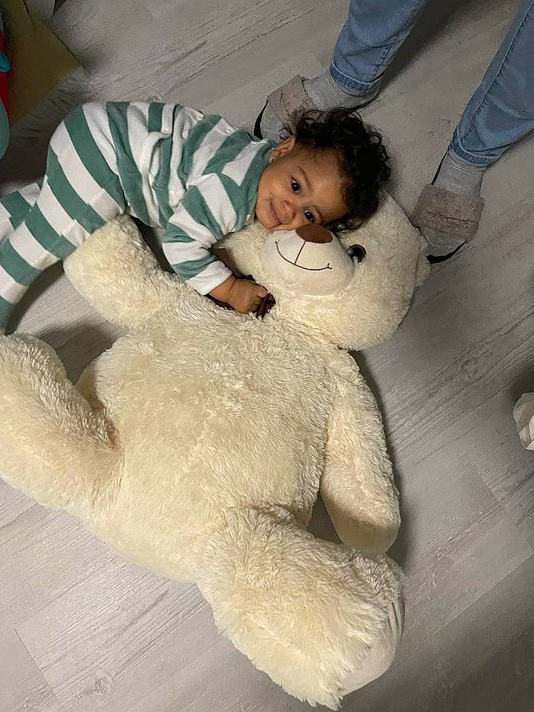 Liham a rejoint le concours — aidez-le/la à gagner de superbes lots ! baby, baby_products, bedding, child, comfort, face, flooring, foot, fur, head, human_leg, linens, nap, person, sitting, smile, sporting_group, stuffed_toy, teddy_bear, toddler