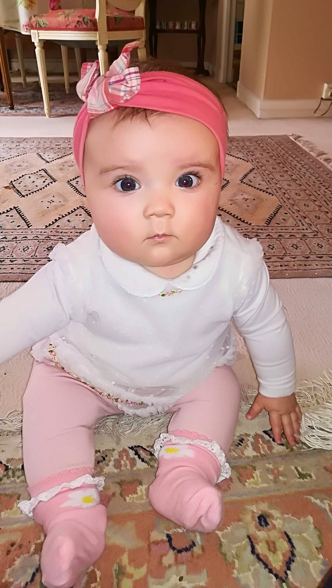 Angelina participe au concours pour gagner de l'argent avec cette photo : baby, baby_toddler_clothing, cheek, child, hair_accessory, headband, headgear, person, pink, skin, toddler