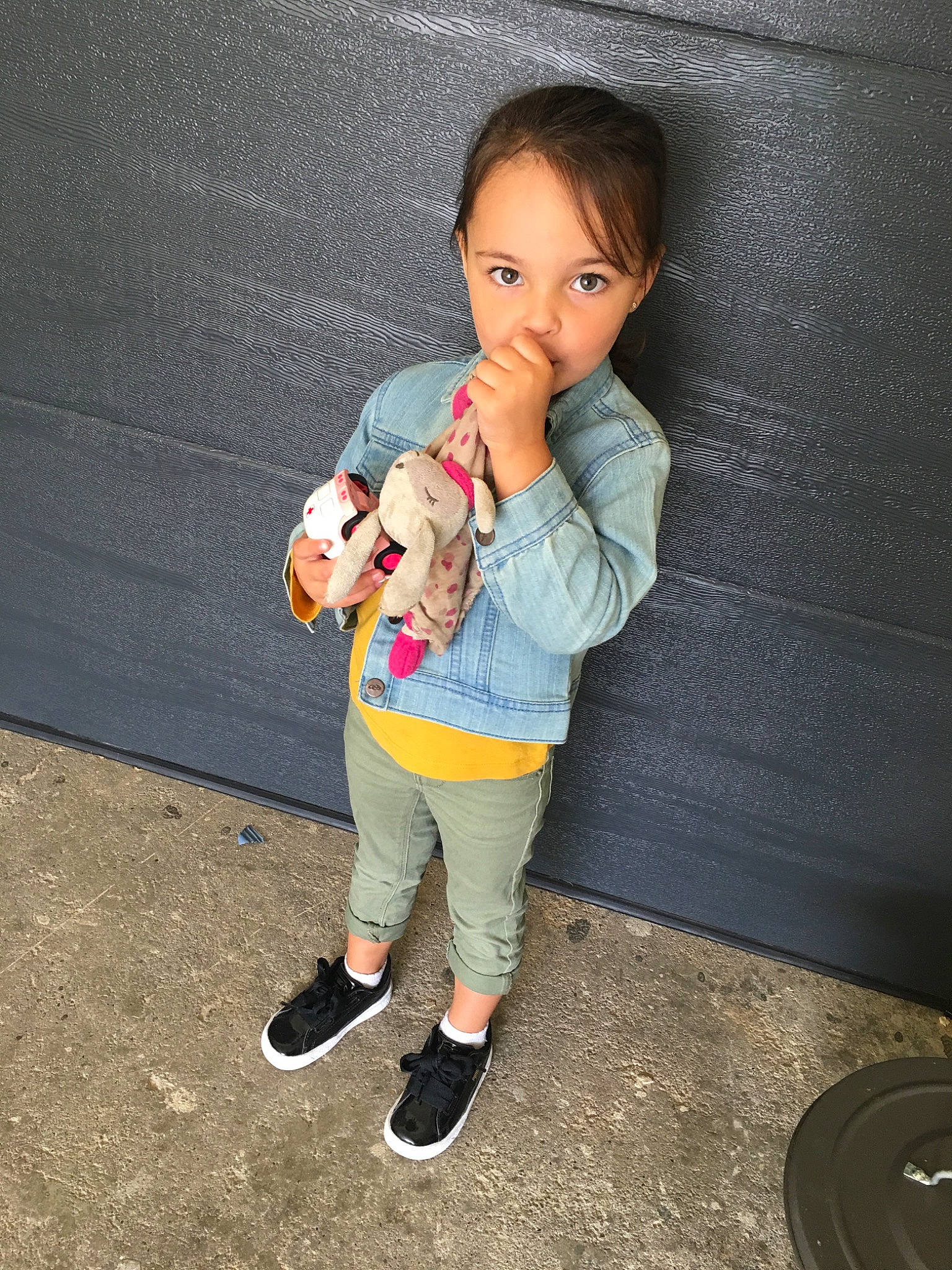 Romane participe au concours pour gagner de l'argent avec cette photo : baby, child, footwear, fun, jeans, leg, person, play, shoe, skin, standing, toddler, vacation