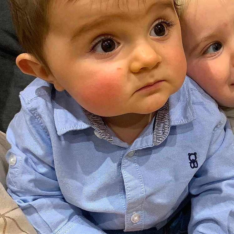 Gabriel participe au concours pour gagner de l'argent avec cette photo : accessories, baby, bag, bodypart, clothing, couch, face, finger, footwear, furniture, hand, handbag, head, jeans, pants, person, photography, portrait, shirt, shoe