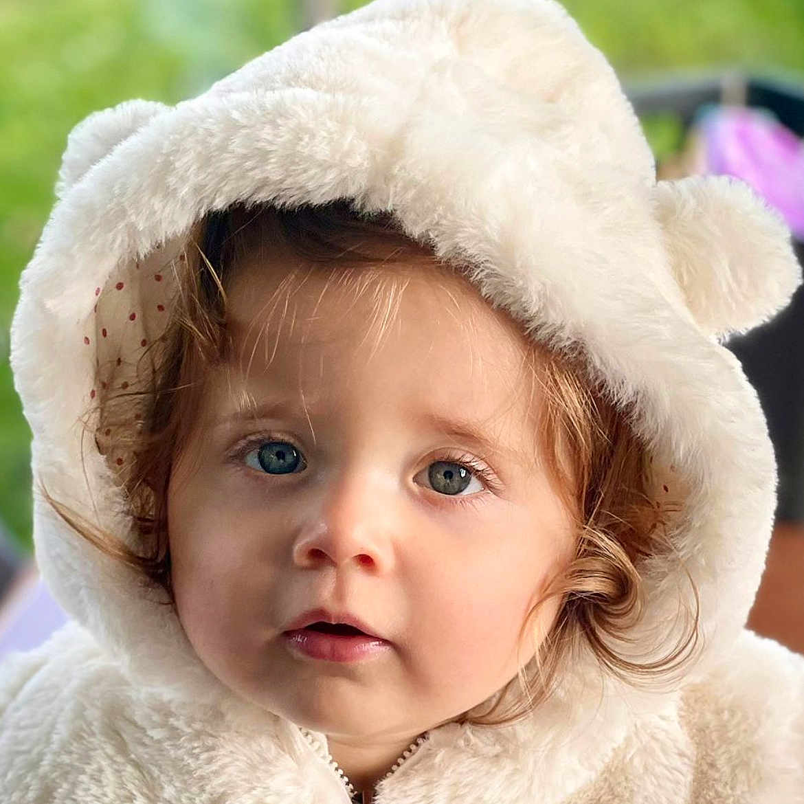Garance a rejoint le concours — aidez-le/la à gagner de superbes lots ! baby, blue_eyes, child, closeup, curious, curly_hair, cute, face, fluffy, green_background, hooded_jacket, innocent, outdoor, person, portrait, soft_texture, toddler, white_clothing, winter_clothing, young_child