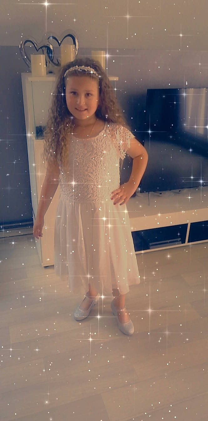 Eléna participe au concours pour gagner de l'argent avec cette photo : arm, dress, entertainment, event, fashion_design, flash_photography, flooring, formal_wear, fun, hair, happy, human_body, human_leg, joy, leg, long_hair, performing_arts, person, sandal, smile