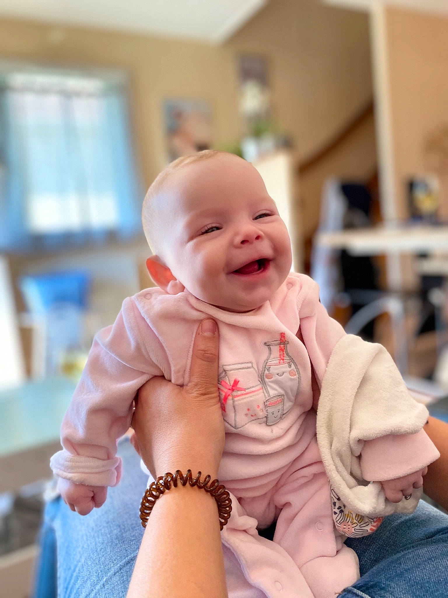 Sixtine participe au concours pour gagner de l'argent avec cette photo : baby, cheek, child, facial_expression, happy, person, sitting, skin, smile, toddler