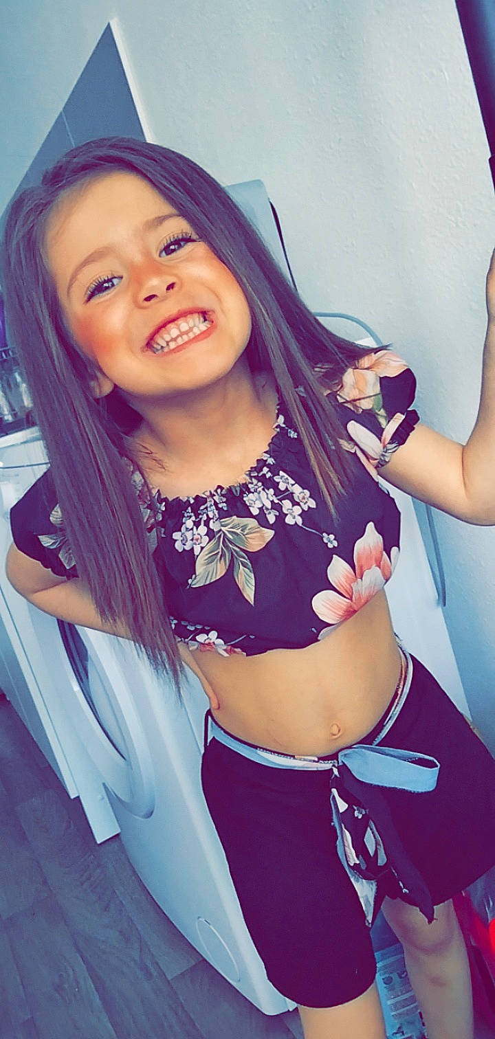 Layana a rejoint le concours — aidez-le/la à gagner de superbes lots ! abdomen, arm, black_hair, crop_top, eye, eyelash, fashion_design, hand, happy, joy, layered_hair, neck, person, pink, purple, shoulder, skin, sleeve, smile, thigh