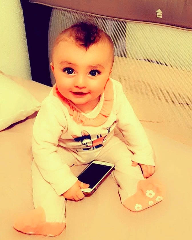 Lilly a rejoint le concours — aidez-le/la à gagner de superbes lots ! baby, baby_toddler_clothing, cheek, comfort, cool, electronic_device, eye, facial_expression, finger, floor, flooring, gadget, happy, human_body, person, sleeve, smile, sportswear, t_shirt, toddler