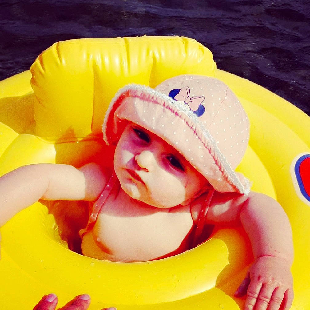Lilly a rejoint le concours — aidez-le/la à gagner de superbes lots ! baby, baby_float, baby_products, baby_sleeping, baby_toddler_clothing, cap, child, comfort, fashion_accessory, fun, grass, happy, hat, headgear, headwear, leisure, person, play, recreation, toddler