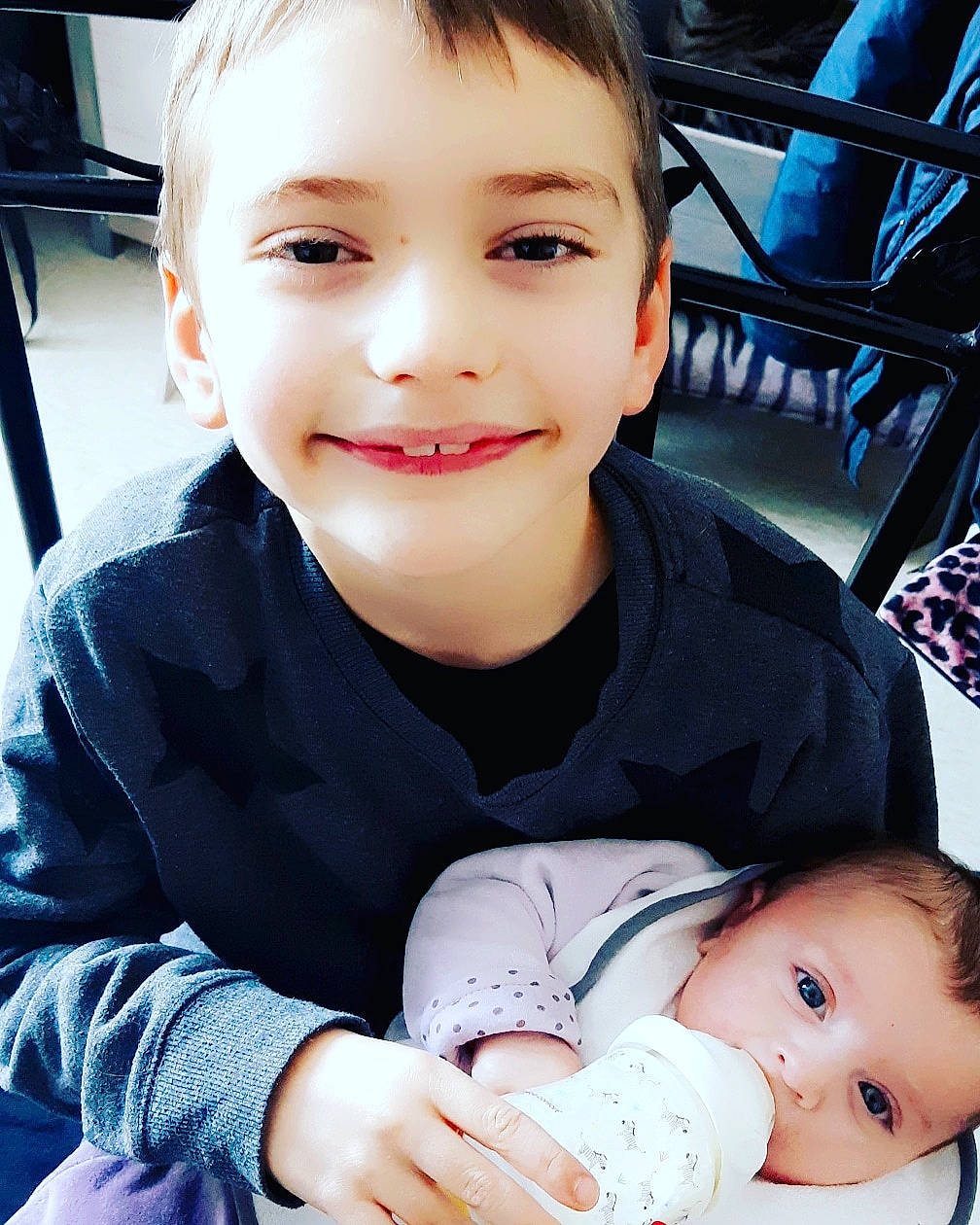 Mattéo a rejoint le concours — aidez-le/la à gagner de superbes lots ! baby, baby_toddler_clothing, beauty, cheek, child, eye, face, facial_expression, finger, gesture, hairstyle, happy, joy, nose, organ, person, photograph, skin, sleeve, smile