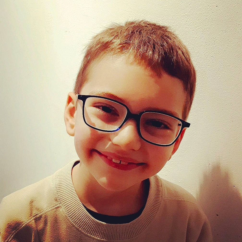 Mattéo a rejoint le concours — aidez-le/la à gagner de superbes lots ! beard, cheek, chin, clothing, ear, eyebrow, eyelash, eyewear, face, forehead, glasses, human, jaw, joy, lip, mouth, neck, nose, person, sleeve