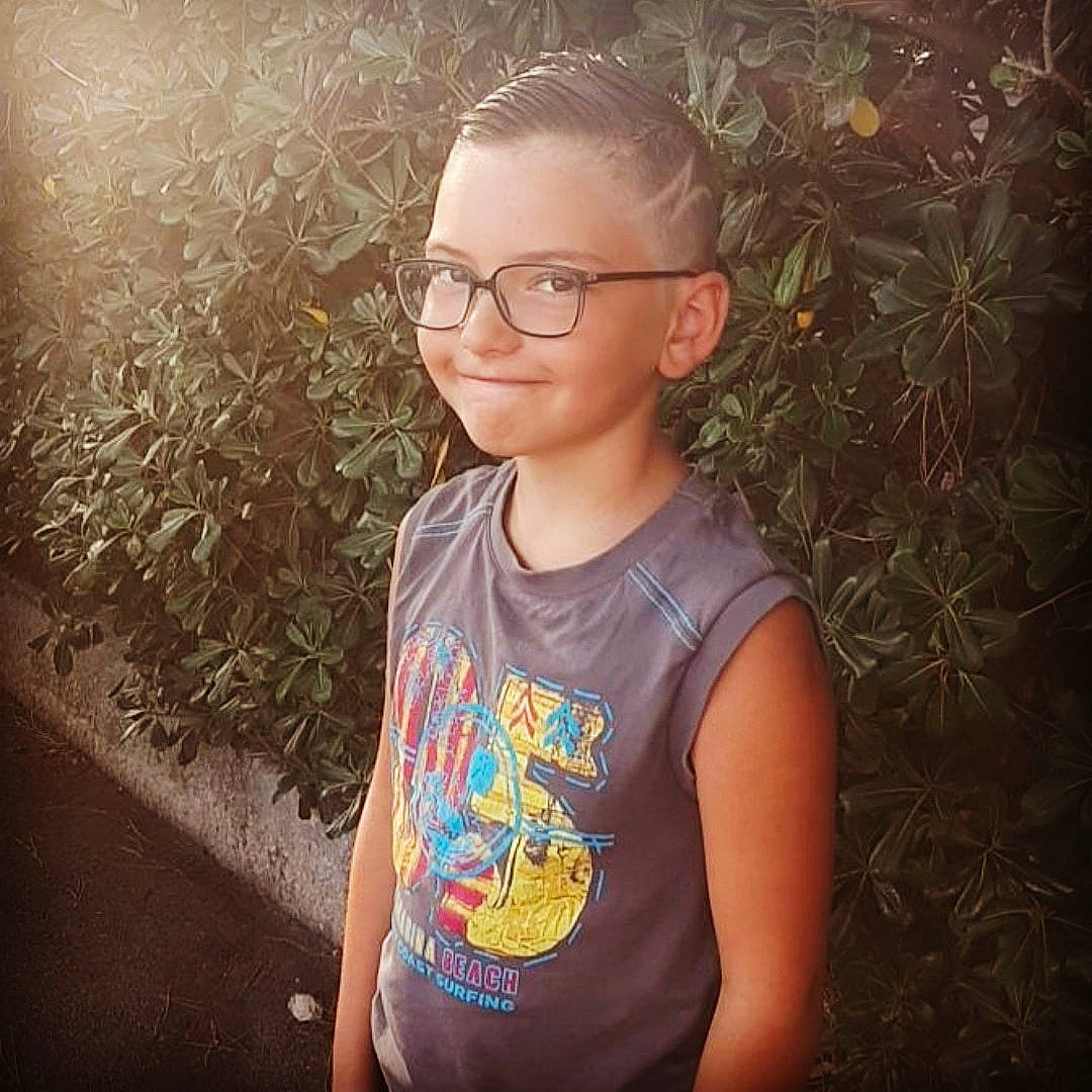 Mattéo a rejoint le concours — aidez-le/la à gagner de superbes lots ! cool, eye, eyewear, facial_expression, flash_photography, fun, glasses, hairstyle, happy, head, human, jaw, joy, lighting, organ, person, sleeve, smile, standing, t_shirt