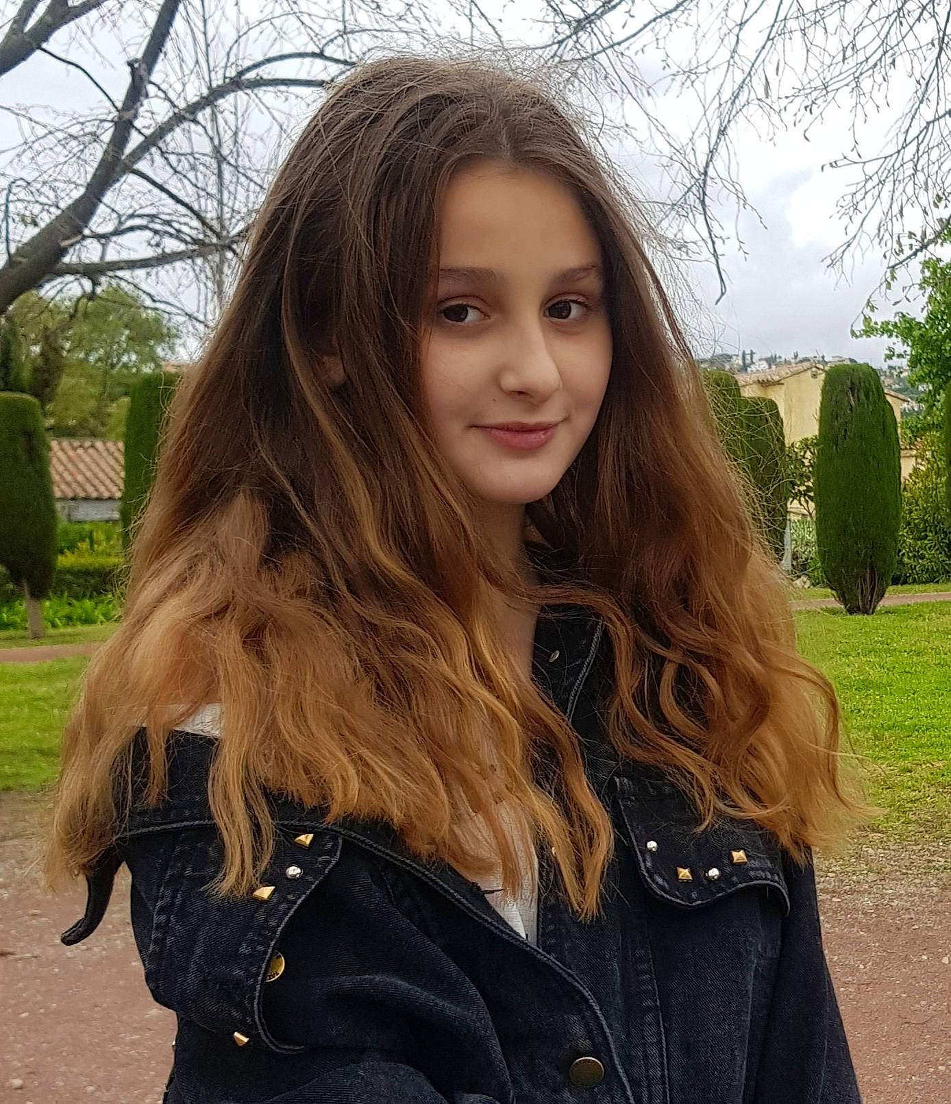 Adela a rejoint le concours — aidez-le/la à gagner de superbes lots ! black_hair, cool, face, facial_expression, flash_photography, grass, hair, happy, head, human_body, joy, leather_jacket, lip, neck, outerwear, person, plant, sky, sleeve, smile