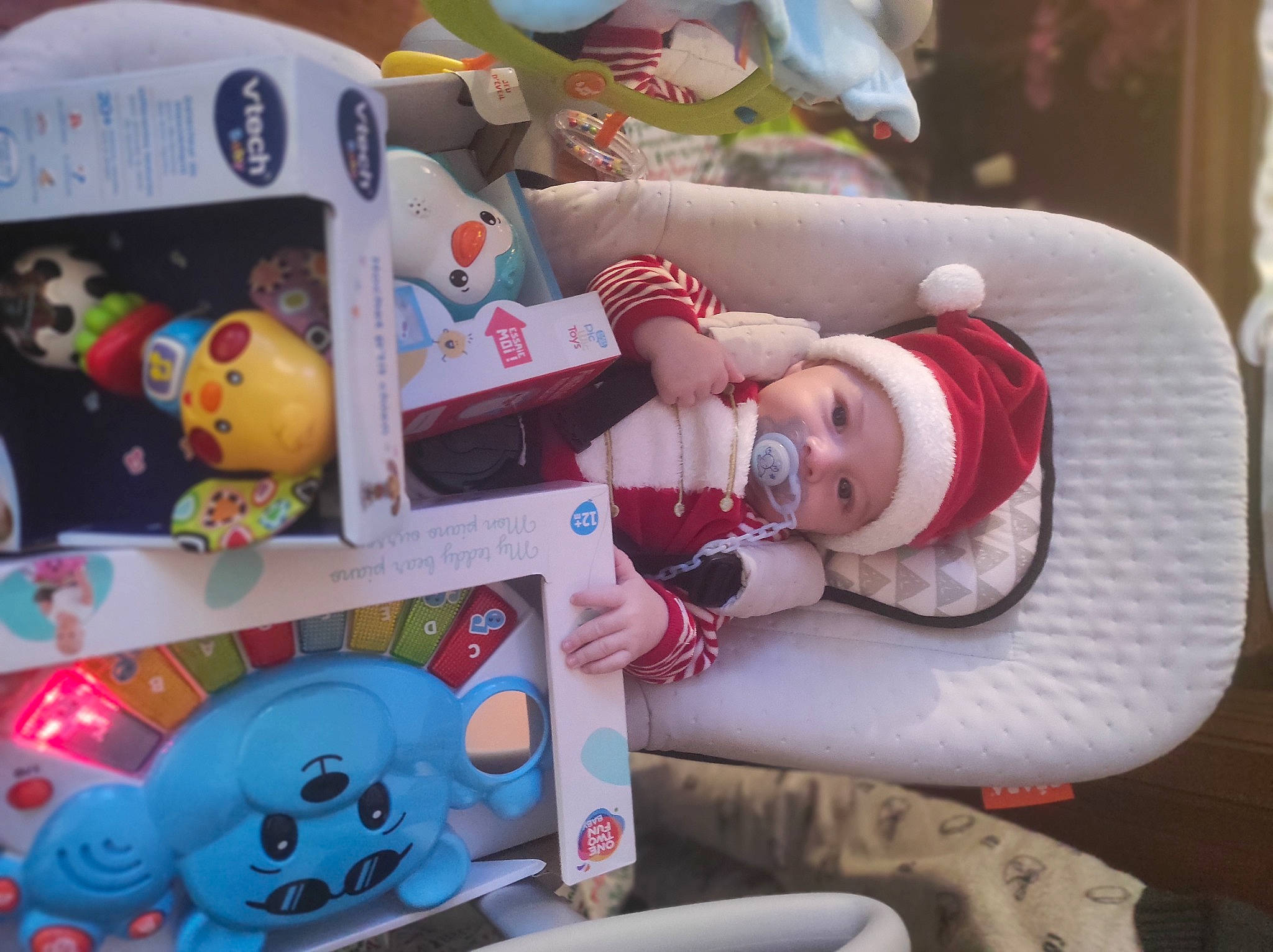 Timaé participe au concours pour gagner de l'argent avec cette photo : carmine, child, collectable, doll, event, hat, headgear, headwear, mammal, people, person, photograph, pink, plastic, product, room, snapshot, souvenir, stuffed_toy, textile