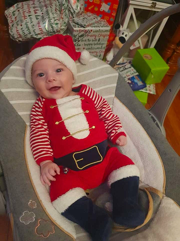 Timaé a rejoint le concours — aidez-le/la à gagner de superbes lots ! baby, baby_products, baby_toddler_clothing, cap, carmine, chair, child, christmas, comfort, fictional_character, hat, headgear, headwear, holiday, lap, person, santa_claus, sitting, sleeve, smile